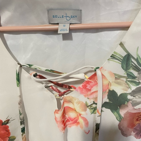 Great dress, has flowers and chest piece - Picture 4 of 6